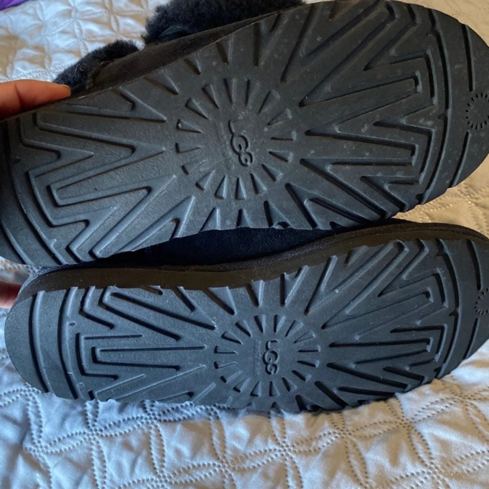UGGS - Picture 4 of 5